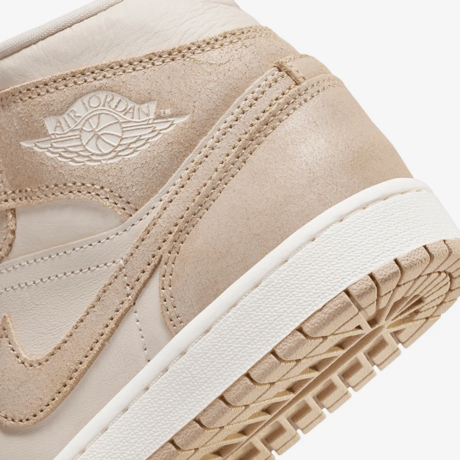 Wmns Air Jordan 1 Mid SE «Legend Light Brown»